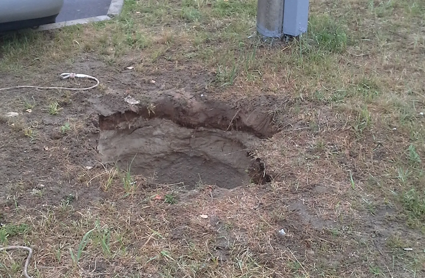 В Гомеле женщина упала в 3-метровую яму: на помощь пришли спасатели